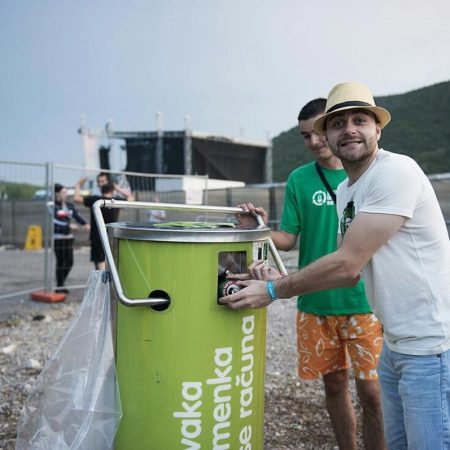 Crushers – waste collection bins with manual compacting