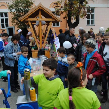 Crushers – waste collection bins with manual compacting