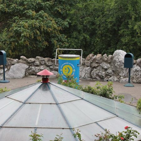 Crushers – waste collection bins with manual compacting